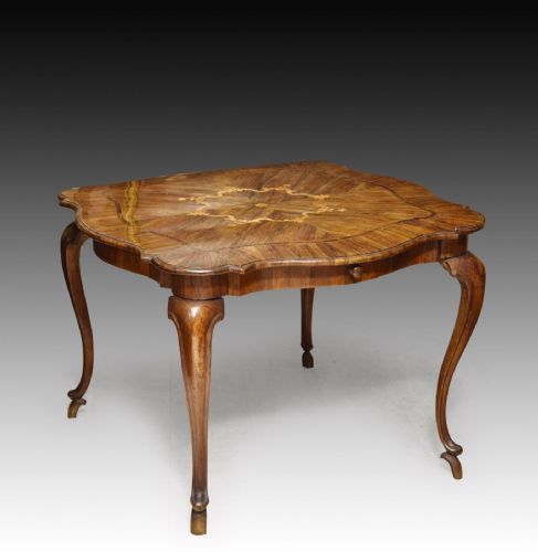 Importante table de centre d'Émilie Modène XVIIIème siècle
    
